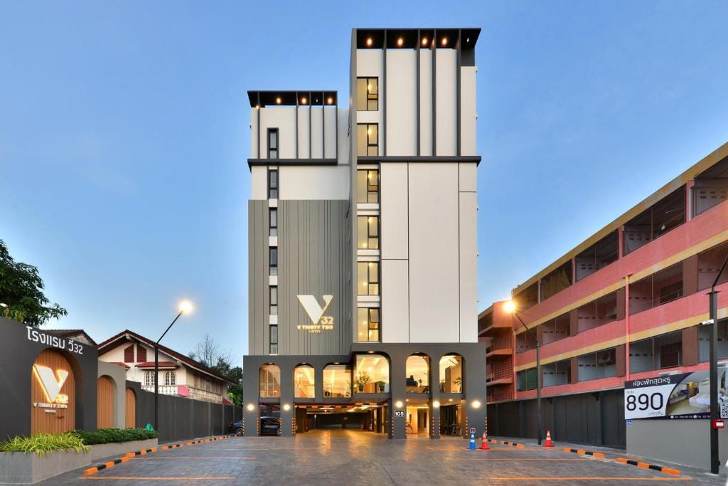 V32 Hotel — 1