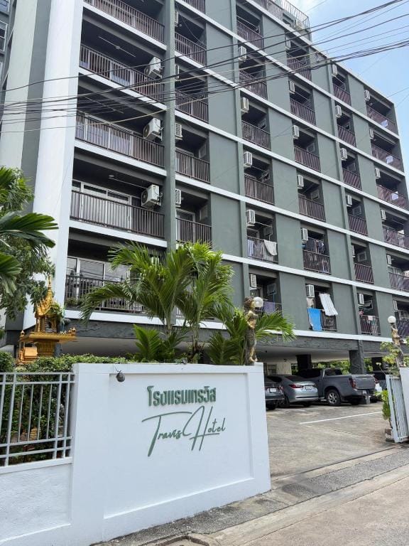 OYO 75446 Travis Inthamara 49 — 1