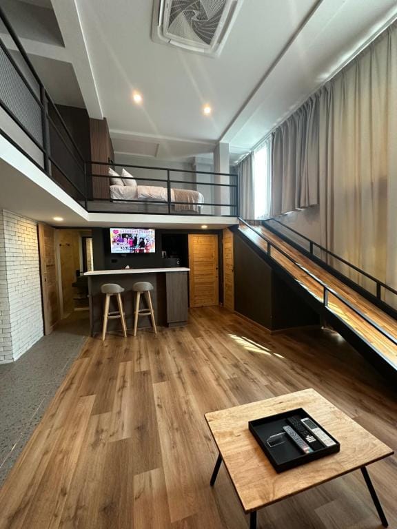Thai Loft 泰閣 — 2