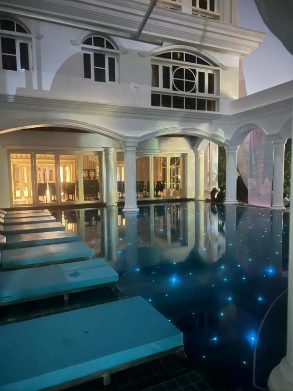 V20 Boutique Jacuzzi Hotel — 1