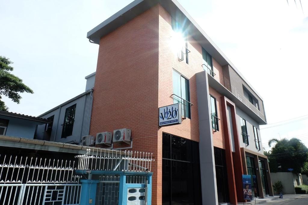 V20 Boutique Jacuzzi Hotel — 2