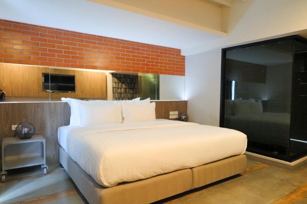 V20 Boutique Jacuzzi Hotel — 5