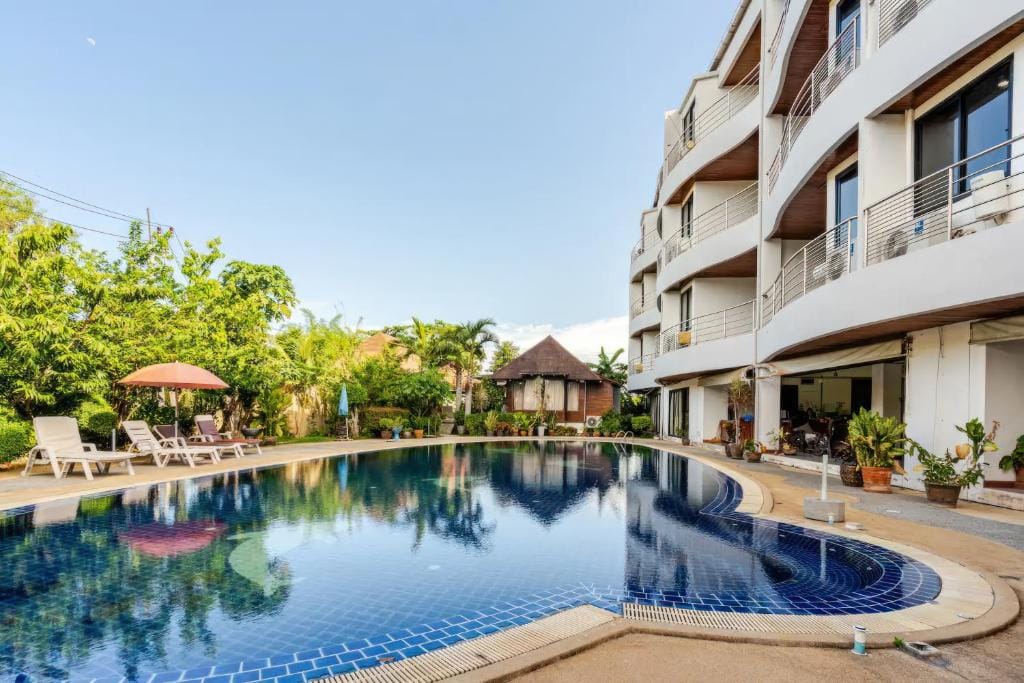 Chaweng Lake View Condotel — 2