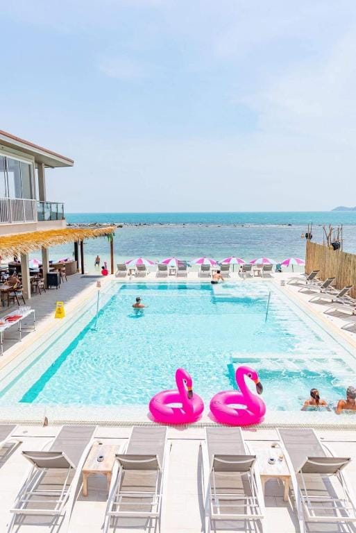 LOVE beach club Koh Samui — 1