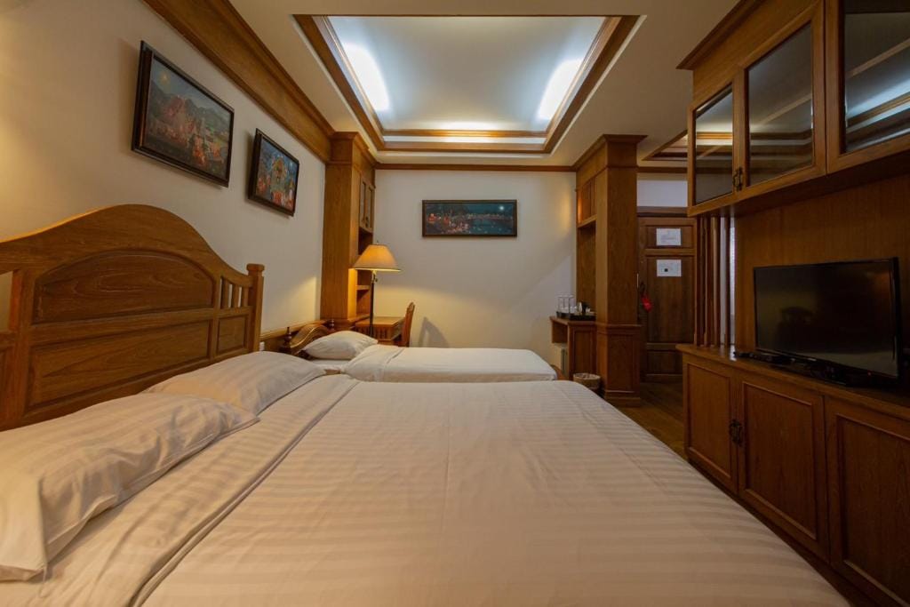 Rich Lanna House — 5