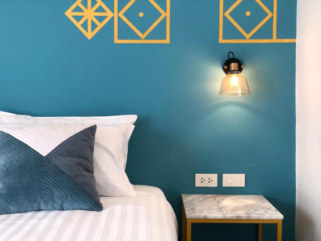 Goodnight Poshtel + Free Netflix — 2