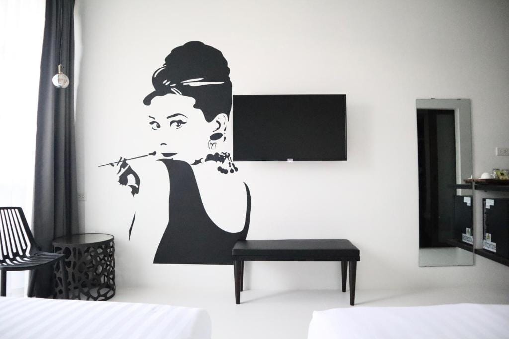 Goodnight Poshtel + Free Netflix — 5
