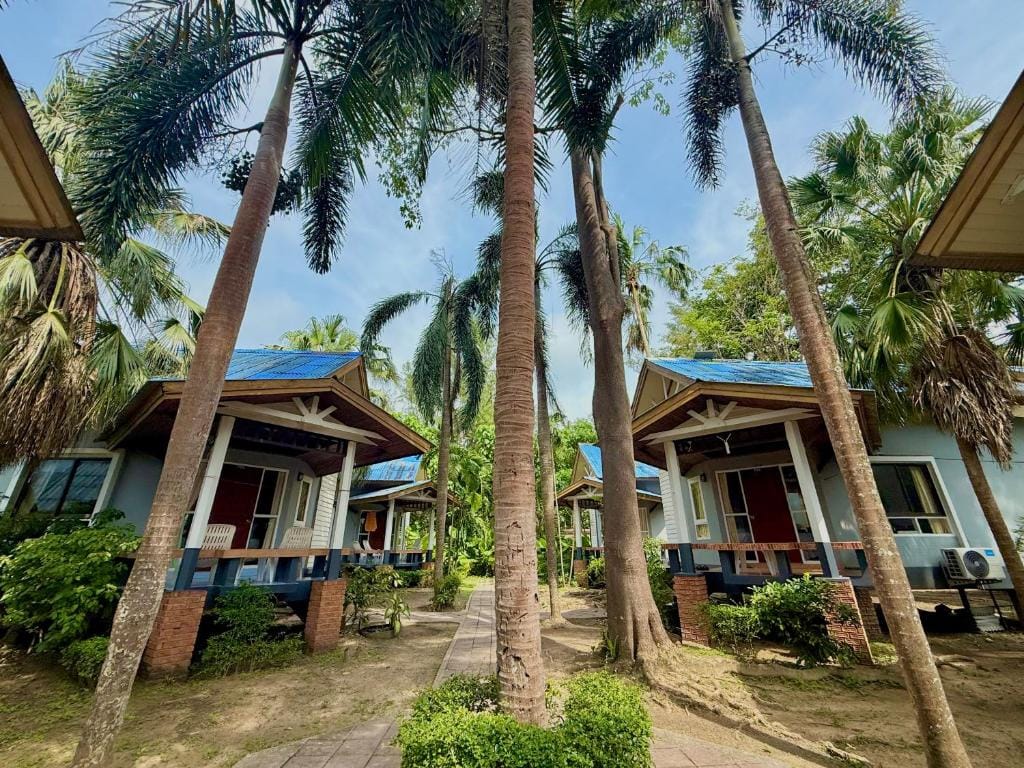 Lanta Palm Beach Resort , Beach Bungalow - Koh Lanta — 3