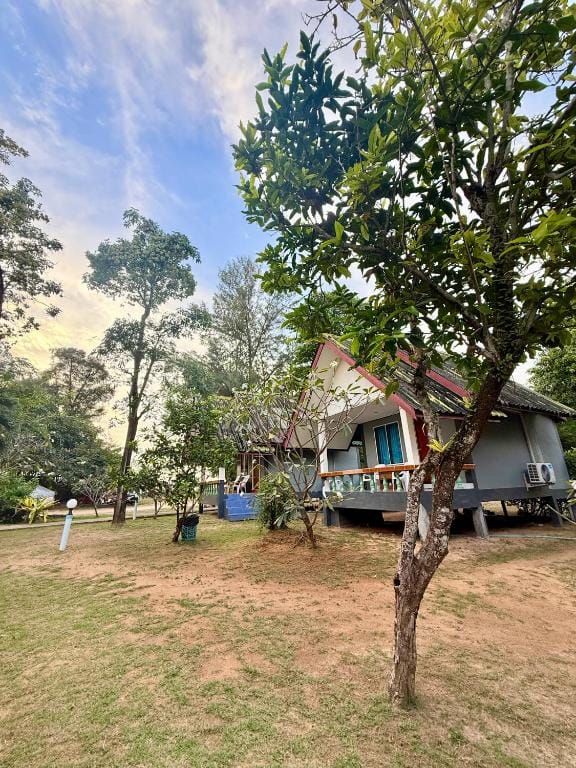 Lanta Palm Beach Resort , Beach Bungalow - Koh Lanta — 4