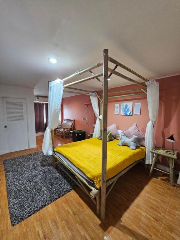 Papa house red room — 1
