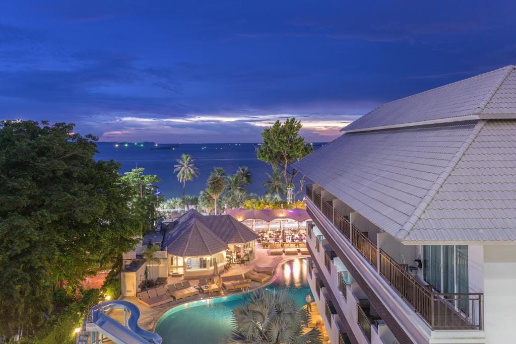 Pattaya Discovery Beach Hotel — 1