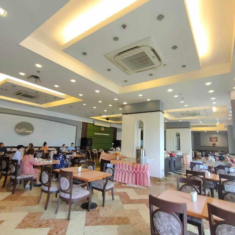 Mayflower Grande Hotel Phitsanulok — 4