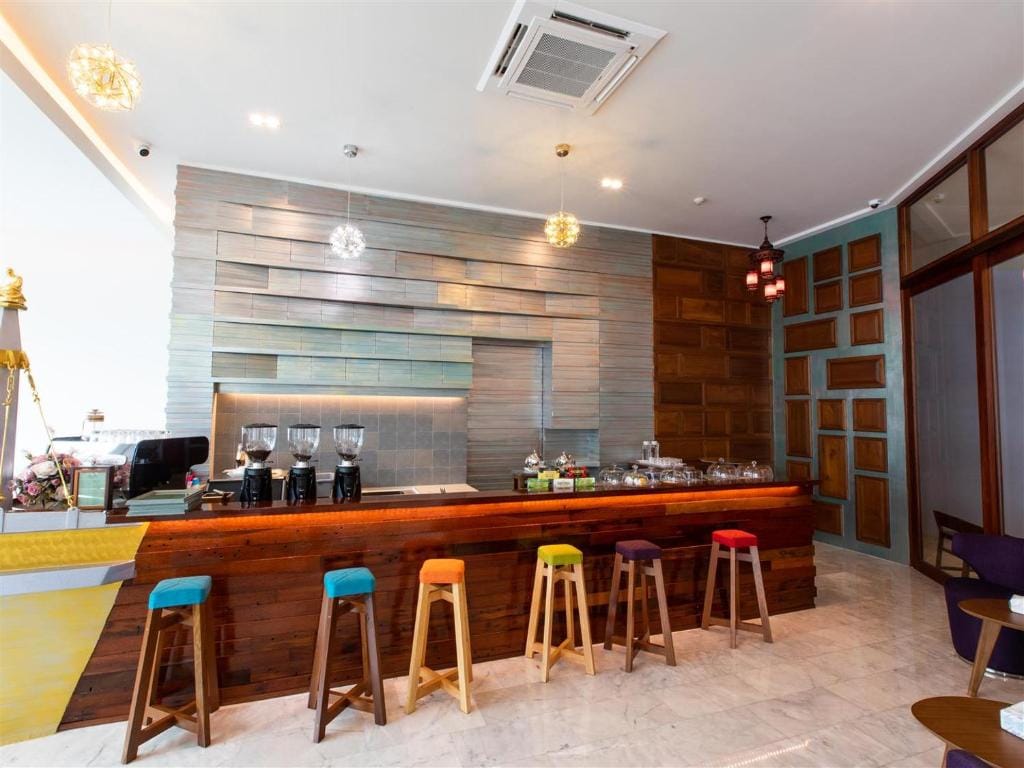 โรงแรมโกลว์ รัตนา เพลส — 4