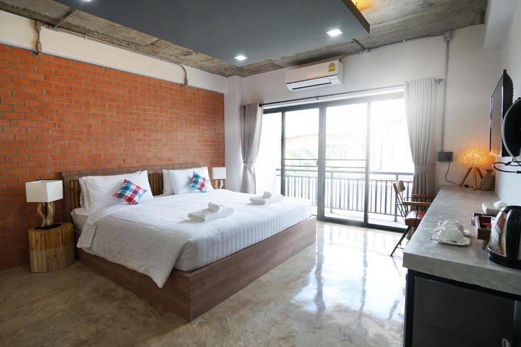 Luck Esan Loft — 2